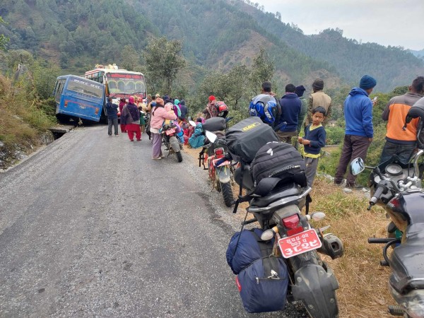 दार्चुलामा दुईओटा बस एकआपसमा ठोक्किए 